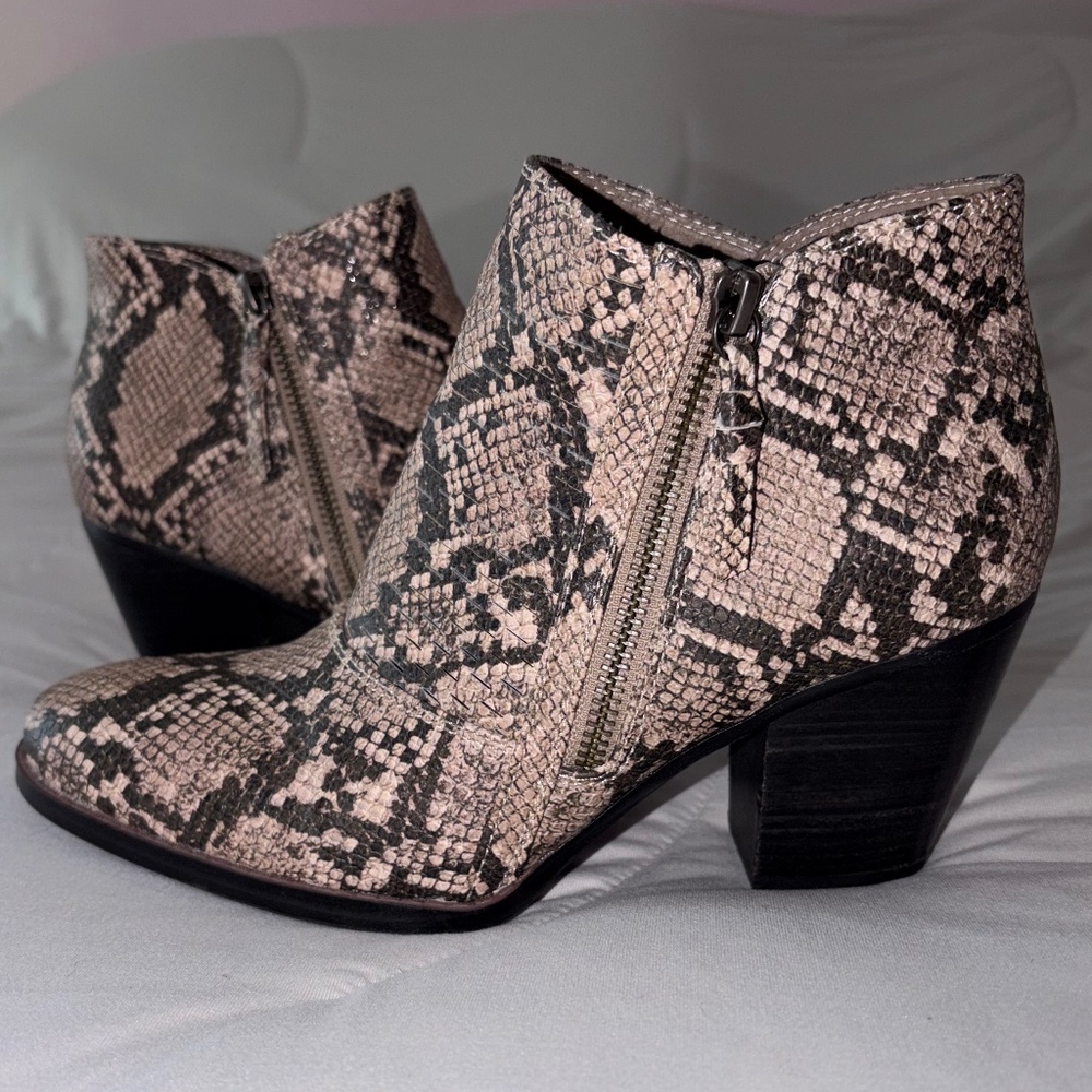 Baretraps Snakeskin Boots Size 7.5